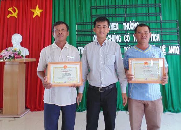 Khen thưởng quần chúng có thành tích trong phong trào toàn dân bảo vệ ANTQ 